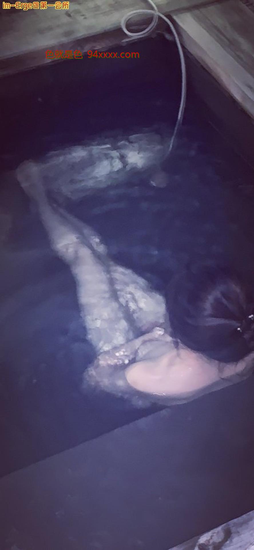 晚上消暑入水泡泉水！老板递来一个小黄瓜[15P]