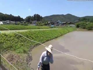 秩父で田植えをする稲作农家の巨乳嫁 岸和水