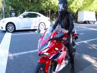 MIFD146 バイクと男に跨ることが大好き！ただSEXが好きで好奇心で応募してきた 超スケベな马乗りライダー SEXの逸材AVデビュー！