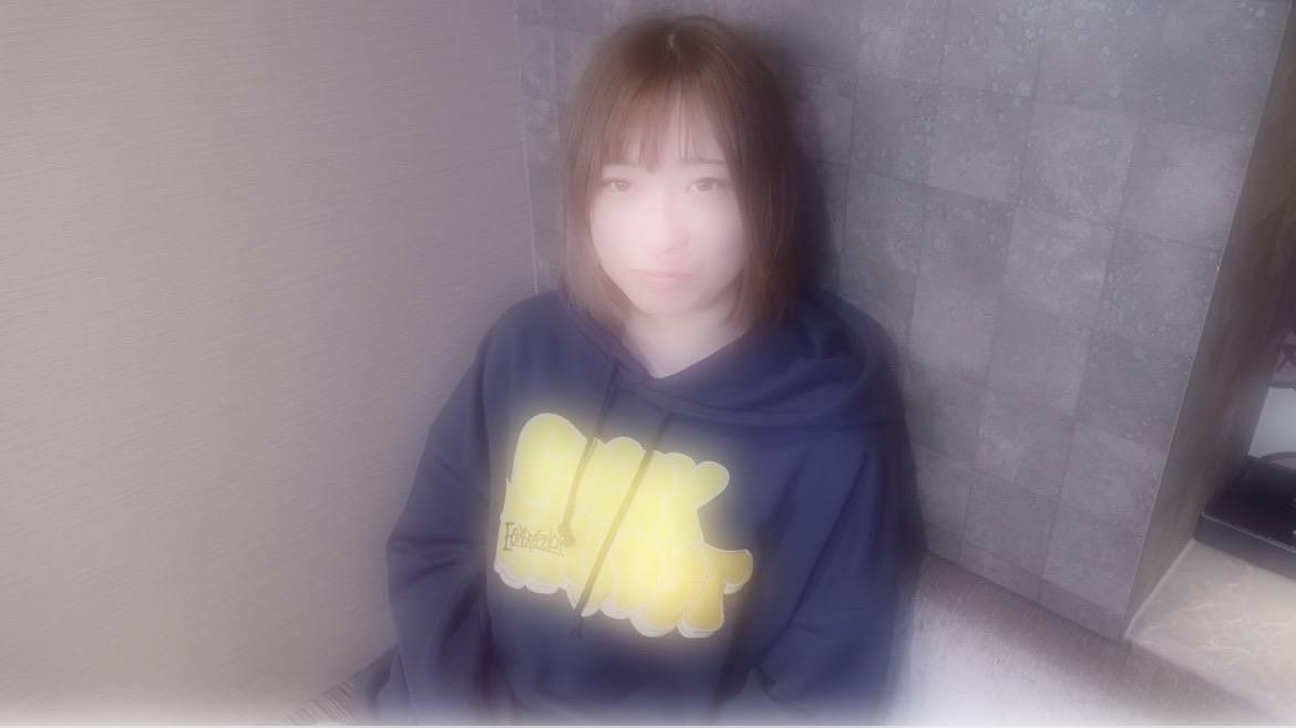 【無】初撮り！初顔出し！ウブな*が服を脱ぐとスレンダーでピンク色の乳首がエロすぎたので口内射精し最後は正常位にて中出し。※レビュー特典あり
车牌号：FC2PPV4224538