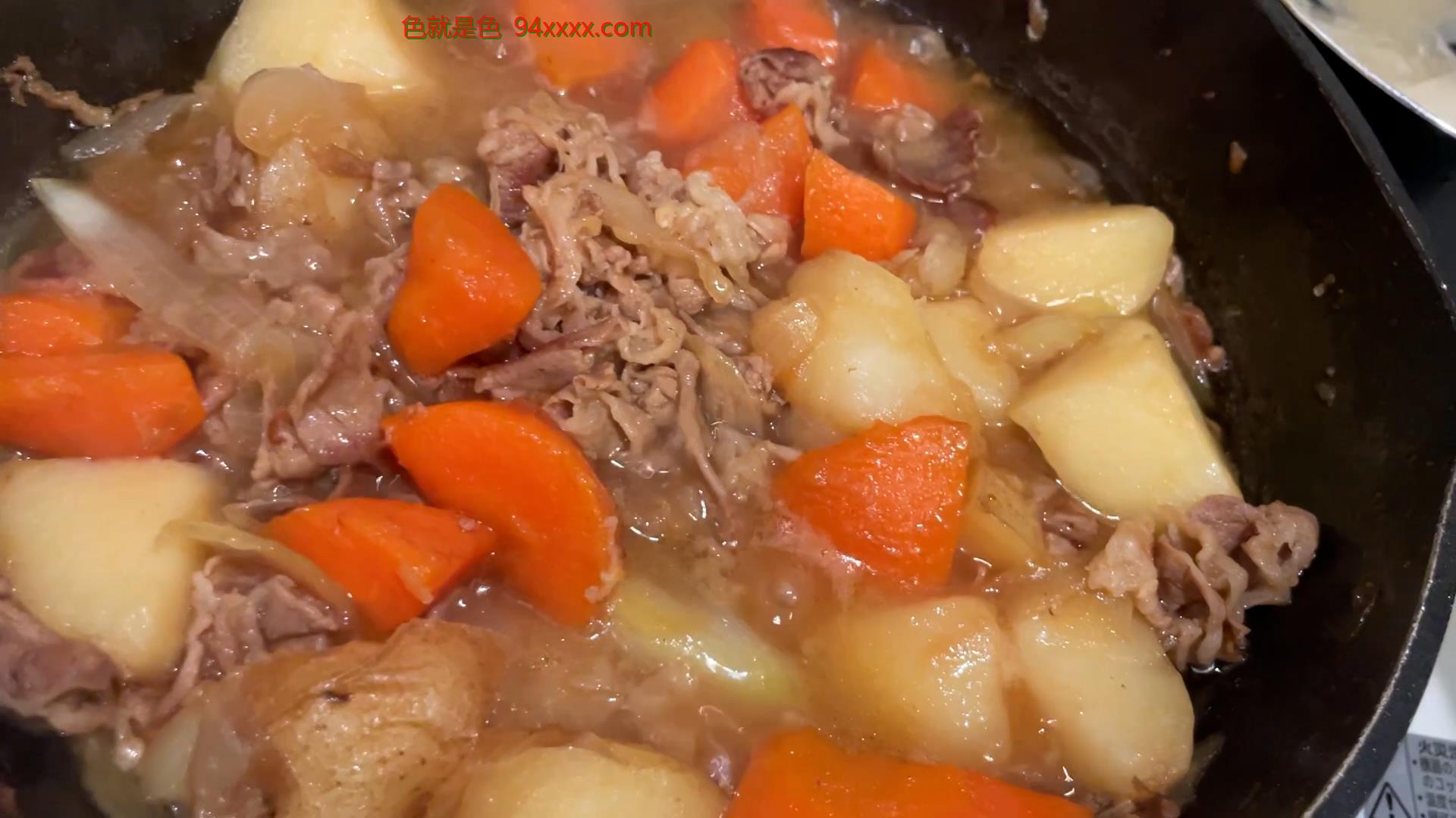 【無】【２射精】趣味が料理の巨乳彼女にキャミで肉じゃがを作らせたらあまりのエロさに大量中出し＆食後も精*入りマンコに妊娠確定中出し【本編２時間３０分】【カフェで雑談特典付き】
车牌号：FC2PPV4255933