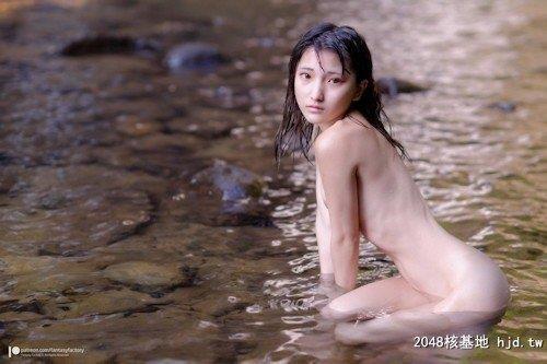 美微乳パイパンなスレンダー美少女が滝でヌードになってる画像[11P]