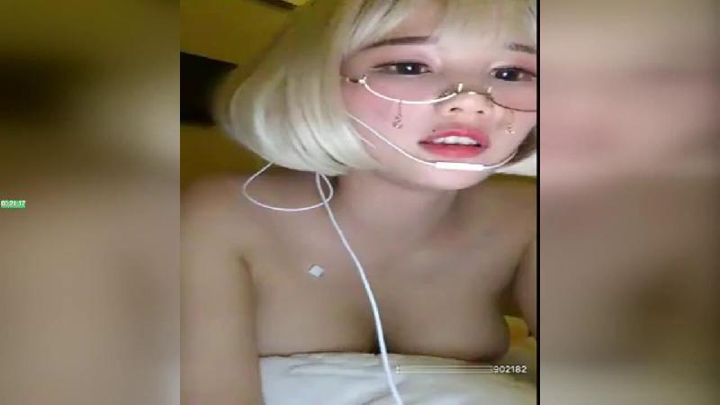 小姐姐平台大奶美女你好迷人收费秀找技师全裸按摩同时当着技师面自慰呻吟更淫水