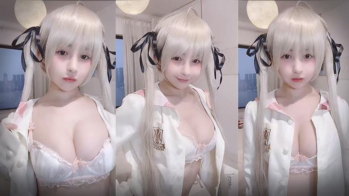 网红小姐姐穿上cosplay衣服準备秀奶