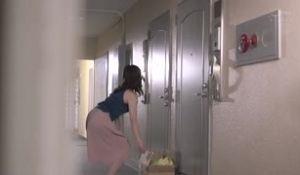 成为专业家庭煮夫的我、被邻居太太围裙姿势玩弄。 大岛优香 JUL-086