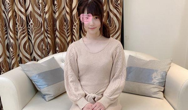 １８歳の元地下アイドル。色白な肌と未成熟な身体、枕営业したプロデサーから教わった得意のfuerで暴発寸前に。ピンク色绮丽なパイパンマンコ。にたっぷり中出し。