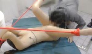 苗条无毛素人美眉三通精液肉便器户外大乱交各种虐待-2