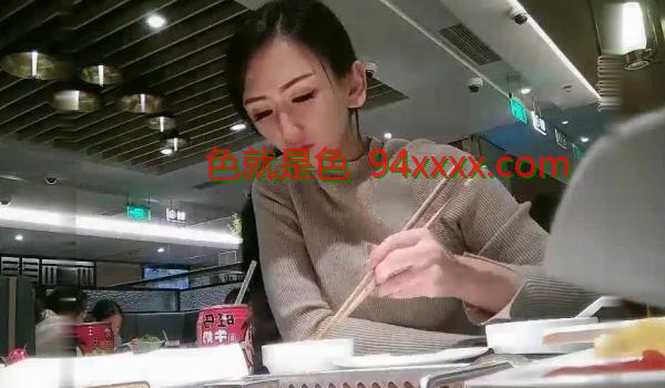 网红脸极品性感大美女和胖哥吃过晚饭后滑板带着自己回家中啪啪，最后趴在屁股上冲刺时把美女干高潮了，叫床真厉害，国语！