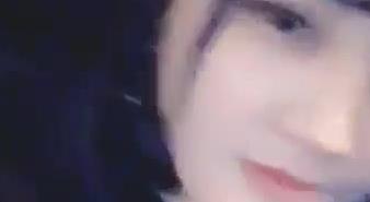 高颜值性感美女主播晚上开着奔驰车去接粉丝网友路边玩车震，操的淫声浪语，太舒服没控制住被内射了，全程国语！