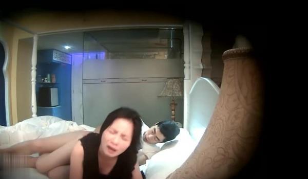 360监控偷拍小情侣酒店开房打炮男的5分钟不到就缴枪了女的一脸满足