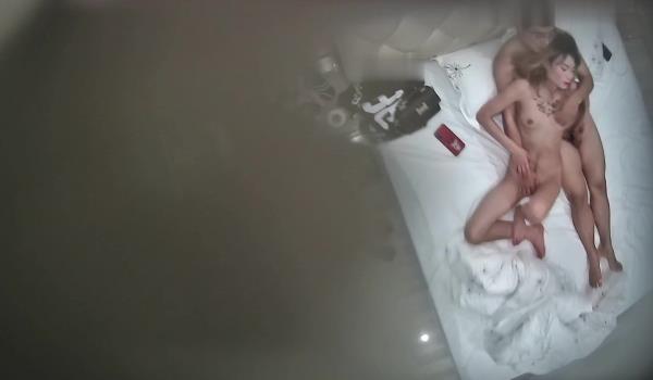 私享台酒店白色大床偷拍眼镜男出差找小姐先口爆热身在各种姿势草翻卖淫女