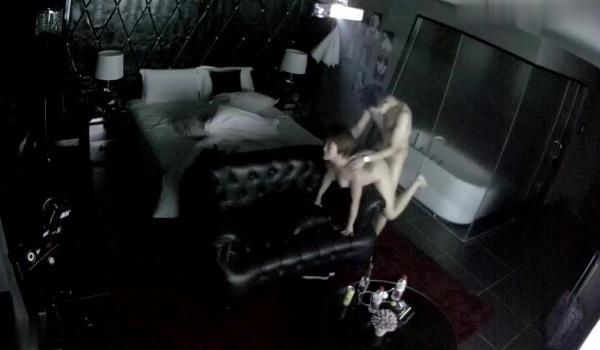 经典黑色沙发选长腿披肩美女被饥渴男友按到沙发上各种爆操淫荡浪叫高潮超过高清720P版