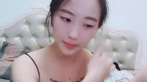 诱导的黑丝小少妇全程露脸跟小哥热啪啪，亲着小嘴玩着奶子抠着骚穴，各种体位蹂躏爆草把骚逼干翻精彩刺激