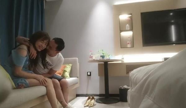 翻车王伟哥足浴温泉会所撩良家少妇女技师宾馆开房2000多块拿下身材苗条气质美女唱完K去开房