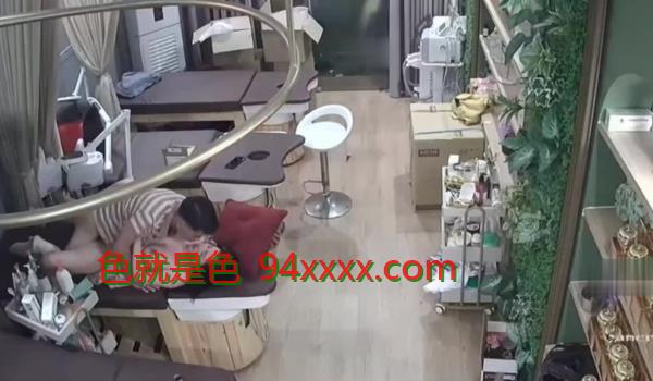 漂亮大奶老板娘偷情小伙舔奶舔逼掰开内直接强上明显大姐腿受伤有点不愿意