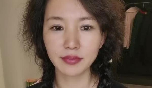 同父异母玩的嗨，超骚的极品少妇性感纹身跟小哥热衷啪啪，69舔弄大鸡巴让小哥各种舔逼，激情上位顶到花心