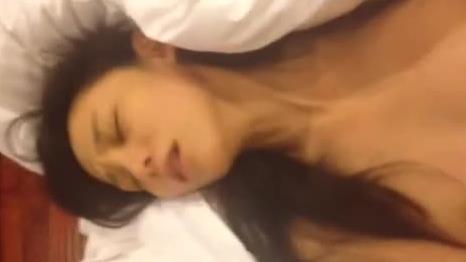 重庆辣妹子，窝在被里就是第一啪，操逼感觉她在生小孩，叫床声拉的老长啦！