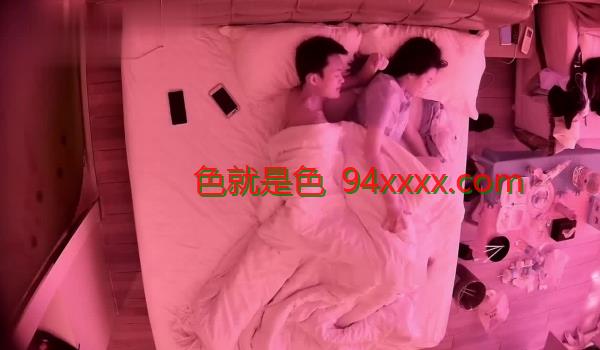 安防酒店偷拍️长屌小哥后入外星人头像内裤射女友她后背