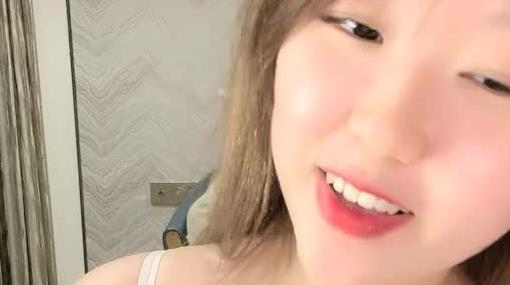 黄色头发微胖大奶美少妇，掰穴道具自慰流额外阴水