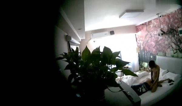 连锁酒店炮房偷拍，清纯的在校女生和男友开炮房，侧脸够清纯的，和男友翻云覆雨居然没怎么叫床没一会儿就累趴了不想动