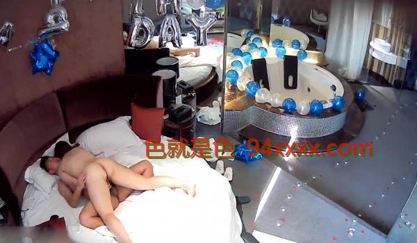 热恋中的小情侣把宾馆布景的很浪漫热啪啪大屁股然后安妮非常活跃很骚上位扭的疯狂刺激1080P原版