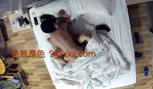 酒店偷拍身材苗条漂亮妹子和男朋友半夜迷煳煳地被操到下午再打一炮前戏就搞了20多分钟