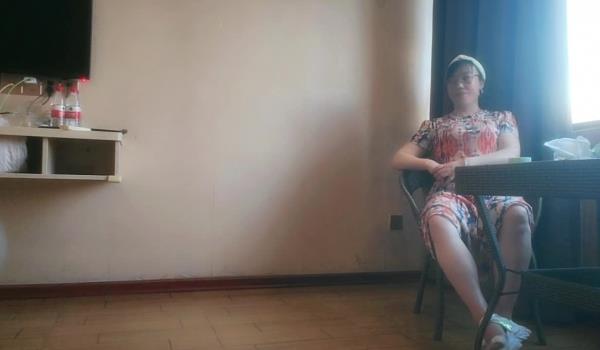 良家故事偷拍中年良家妇女收割，人妻纷至沓来，现在喜欢一夜情的姐姐真是多