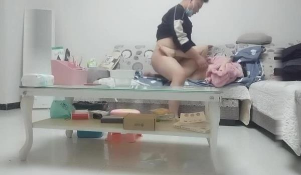 专搞良家老哥约了个少妇上门啪啪，口交搞硬沙发上大力猛操