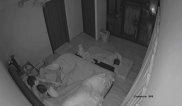 黑客破解家庭摄像头偷拍新婚不久的年轻夫妻性欲强鸡巴干软还没射偶给撸硬继续干