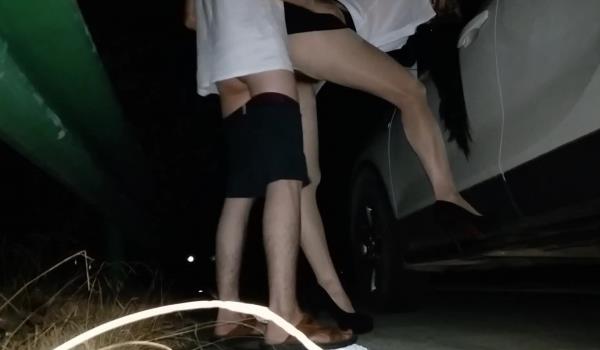 齐逼短裙高跟大长腿美女为了体验刺激晚上和男友开车到公路上玩车震，车里操着施展不开又到车外干！高清版！