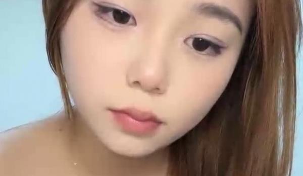 微胖极品小妹露脸激情大秀，听狼友指挥各种展示，还有抖奶呢，揉奶玩扭逼开给狼友看精彩，精彩刺激别错过