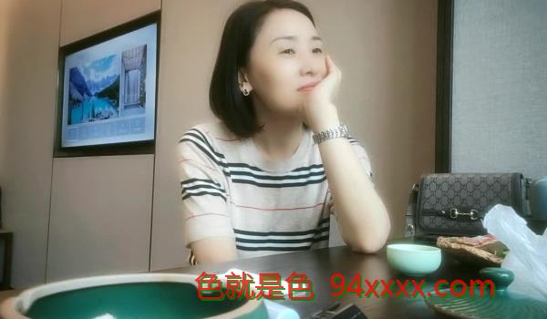 良家故事良家收割机，气质美人妻，小学英语老师，短发很有韵味，聊天中被强制推倒舔逼干炮
