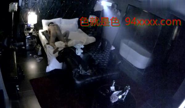 女朋友被男友抱起来擦之后还在床上
