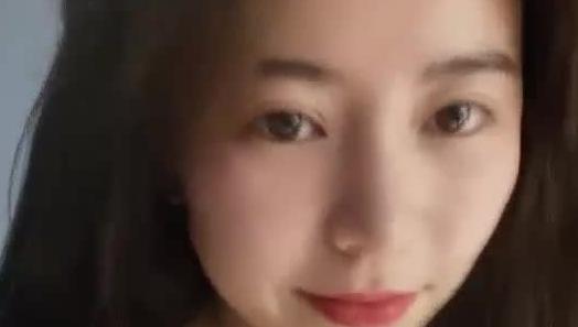 气质美女极品巨乳萌妹下海诱惑，性感大屁股晃动大奶夹瓶子大力揉搓，呻吟娇喘非常诱人
