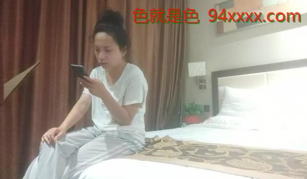 李总探花酒店约操良家骚女，掰开腿摸穴，埋头舔双屌活不错，怼着骚穴抽插