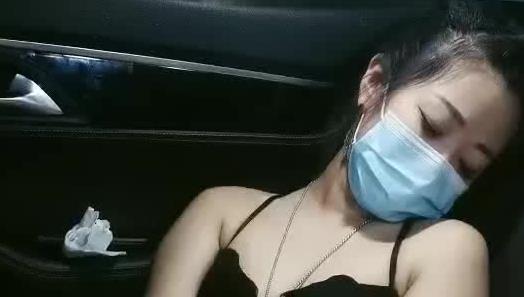 户外小骚骚玩嗨了在车上开始浪，全裸自慰跳弹逼浪呻吟不断，还被好姐妹玩骚奶子，精彩不要失踪