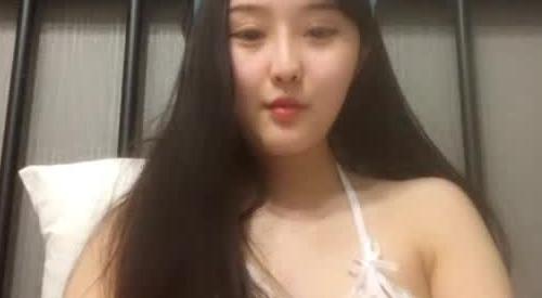 漂亮新主播美腻子直播秀穿情趣内衣跳蛋塞在小穴里自慰很刺激