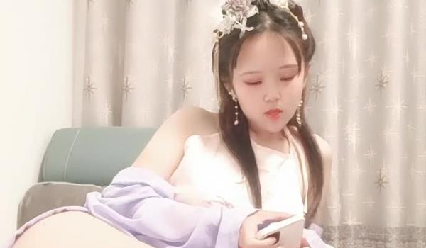 情趣肚兜露脸一个人带孩子的单身少妇，导入期激情大秀赚生活费，淫声​​荡语互动聊天揉奶玩逼道具抽插精彩刺激