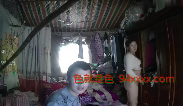 黑客破解家庭网络摄像头偷拍简陋蜗居的农民工小哥性欲强午睡和媳妇啪啪