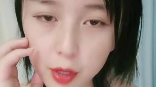 童颜巨乳新人报道谁玩谁过瘾衣服往上一撩巨乳尤物就登场让人蠢蠢欲动春心难眠！