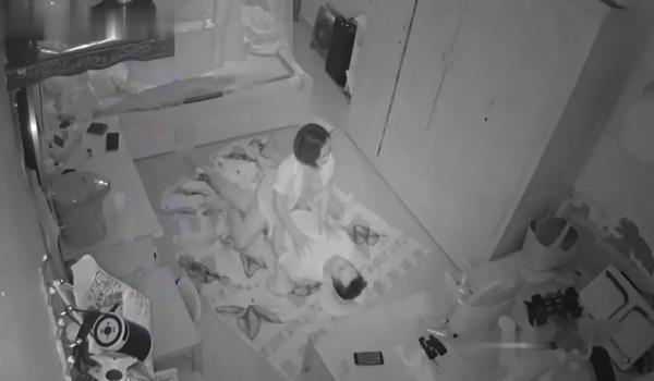 破解家庭网络摄像头偷拍️夫妻把孩子哄睡后在地板上被子啪啪