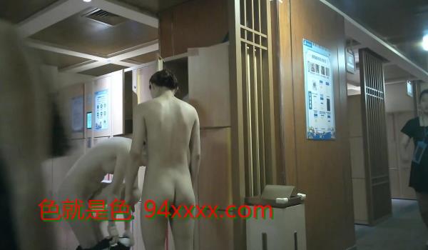 十二月新跳跃大神潜入水上更衣间流动游走乐园偷拍️脱光衣服来回走的商品花