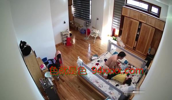 黑客破解摄像头偷拍️老公下班回来看见正在吸奶的女儿的女儿按捺止不住原始兽欲来一发