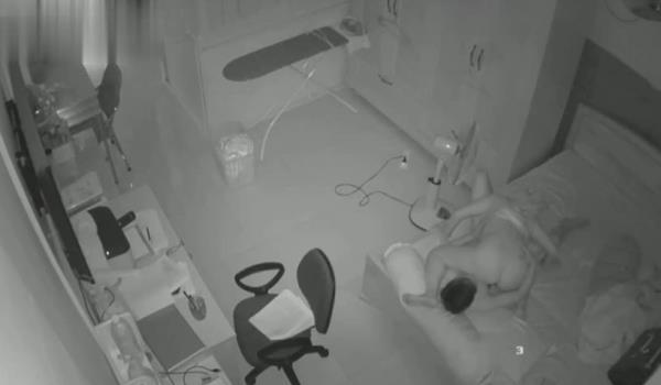 黑客破解家庭网络摄像头摄像头偷拍突然啪啪合集惊女同舔逼边上还躺在一个人身上
