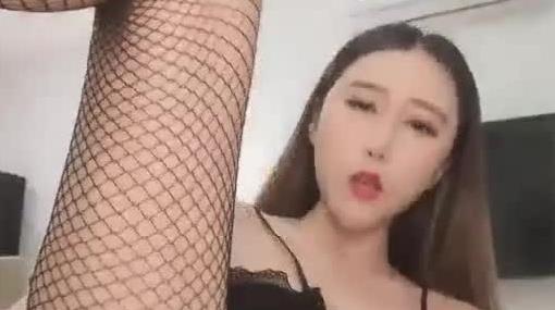 麻豆独特女优风情高颜值美女多种道具自慰，情趣装网袜大黑牛跳蛋假吊骑坐