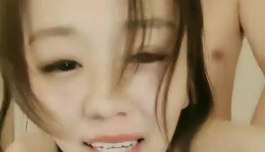 草莓小喵喵大屁股少妇女佣装居家啪啪，重点口交拨开内裤摸逼后入抽插猛操