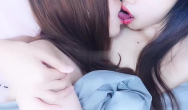 软软女同舌吻