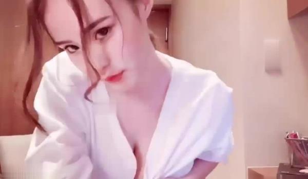 完美露脸小三接老婆电话巨乳水蛇腰桌底下帮老板口