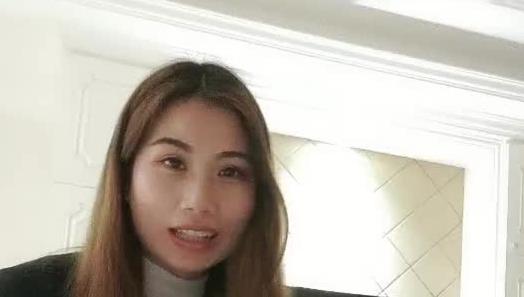 非常开放的黑丝小姐姐笑起来很舔，床上劲力撩大哥，扒下内裤撸鸡巴口交乳交足交，刺激的上位放纵抽插呻吟