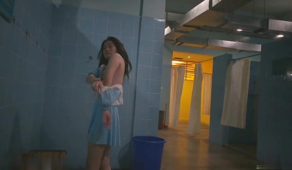 水上乐园偷拍年轻漂亮美女更衣洗澡